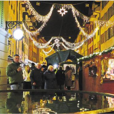 Bremgarten verzaubert - Die Atmosphäre geniessen und sich vom Zauber des Marktes tragen lassen. Dass konnte man am 30. Christchindli-Märt in Bremgarten. Bild: Sabrina Salm