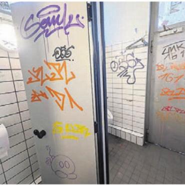 Teil-Kapitulation vor WC-Vandalen - Das WC auf dem Obertorplatz wird dauernd neu versprayt. Die Stadt hat den Umgang damit angepasst. Bild: huy
