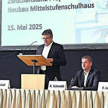 Projekt ist auf Kurs - Der Gemeinderat stellte das Projekt der Bevölkerung in globo vor (von links): Daniel Füglistaler, Gemeindeschreiber Josef Würsch, Ammann Ueli Lütolf, René Schmidli, Fabian Lupp und Renato Sanvido. Bild: wam