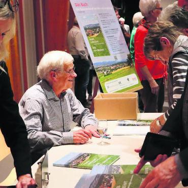 Fantasie, Geschichte, Geschichten - Benedikt Stalder signiert die Bücher. Dass er für Regionalgeschichte brennt, war an diesem Abend einmal mehr ersichtlich.