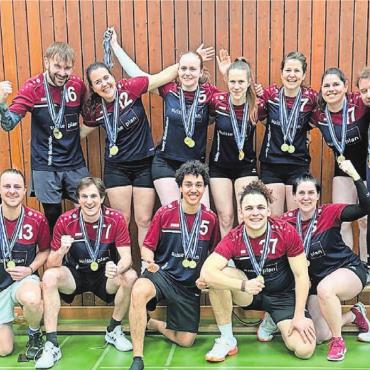 Cupsieg und Meistertitel - Das hocherfolgreiche Mixed-Team von Volley Mutschellen. Bild: zg