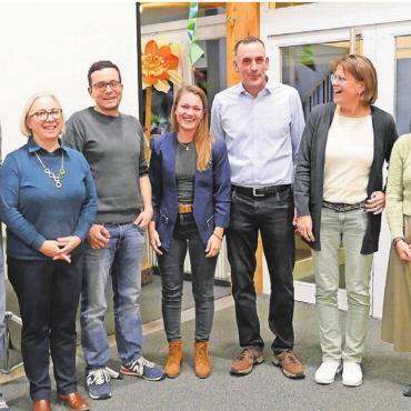 Ja zu allen Traktanden - Die Gemeindeschreiberin, der aktuelle Gemeinderat und die neue Gemeinderätin, von links: Stefan Farrér, Shanti Wendel Diener, Michael Moosmann, Kim Heimgartner, Patrick Stutz, Susanne Giger und Corinne Gammeter. Bild: Stefan Treier