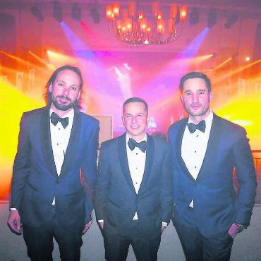 An neuem Ort für Glanz sorgen - Die drei Organisatoren David Meier, Raphael Kull und Adriano Meyer (von links) laden in diesem Jahr in den Chappelehof zur legendären Bond-Night ein. Bild: Archiv