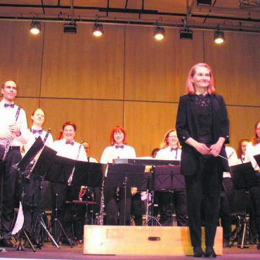 Wunderbar frühlingshafte Blasmusik - Die Stadtmusik Bremgarten nimmt mit ihrer Dirigentin den verdienten Applaus des Publikums entgegen. Bild: Alphonse Hauser