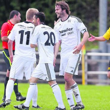 Unerwartetes Comeback - Mai 2011: Peter Lang (rechts), Sergio Colacino (Nummer 20) und Sandro Streuli (Nummer 11) feiern den Sieg gegen Eschenbach. Wenige Wochen später wird Muri in die 1. Liga classic aufsteigen. Bild: Freshfocus