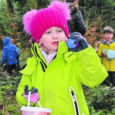 Ostereier gefunden - Sophie Hugentobler, 5 Jahre alt, aus Zufikon zeigte begeistert das von ihr gefundene Ei. Bilder: Roger Wetli
