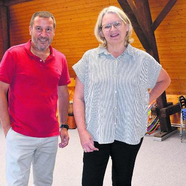 Wieder im alten Gemeindehaus - Gesamtschulleiter Giovanni Soricelli und Gemeinderätin Gabriela Bereuter zeigen, wo ab Montag die Musikgrundschule unterrichtet wird. Bild: Roger Wetli