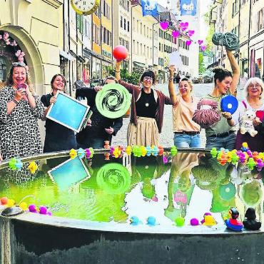 «Eine Alternative zur Badi sein» - Die Verantwortlichen um Biggi Winteler (2. v. links) und Claudia Marinello (ganz rechts) freuen sich auf bunten, vielfältigen Spielspass in Bremgartens Gassen. Bild: zg