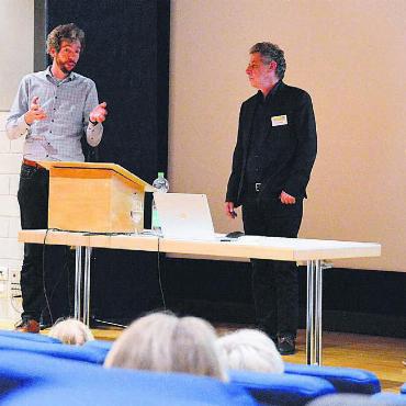 Rückgrat der Region - Bei der anschliessenden Diskussion konnten Interessierte ihre Anliegen direkt mit den Fachpersonen besprechen (von links): Reto Widmer (Repla), Conrad Naef (Projektleiter), Carlo Degelo (Leiter Kanton) und Alexander Eigensatz (Organisation). Bild: Celeste Blanc