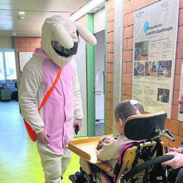 Möglichst viel Freude bereiten - Die Rabbit Gang bereitet an Ostern Kindern in Spitälern grosse Freude.