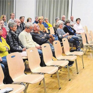 Mit Fakten überzeugen - Das Interesse am ersten Infoabend hielt sich in Grenzen. Aufmerksam verfolgten die Anwesenden die Ausführungen von Gemeindeammann Arsène Perroud und den anderen Referenten und stellten verschiedene Fragen. Bilder: Chregi Hansen / zg