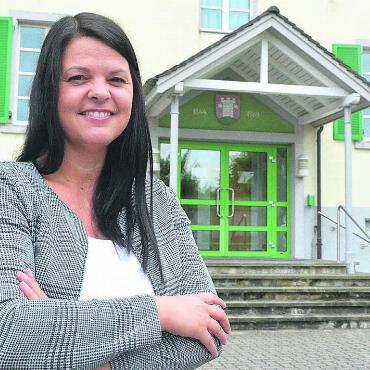 Mit einem breiten Lächeln - Isabelle Hediger vor dem Aristauer Gemeindehaus. «Ich fühle mich wohl in diesem Dorf und will mich für dessen Entwicklung einsetzen», sagt sie. Bild: Annemarie Keusch