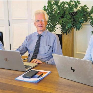 Ein Jahr zum Durchatmen - Stefan Walder (Leiter Abteilung Bau), Raymond Tellenbach (Stadtammann) und Mirjam Zedi (Leiterin Finanzen) präsentieren Budget und sonstige Traktanden (von links). Bild: Marco Huwlyer