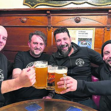 Die nächste Runde, bitte - Sie sind für die Bierwanderung verantwortlich und stossen auf eine erneute Ausführung an. Von links: Rolf Grolimund, Francis Dind, Manuel Klaus und Mauro Parente (es fehlen: Silvan Rainer und Jana Müller). Bild: Stefan Sprenger