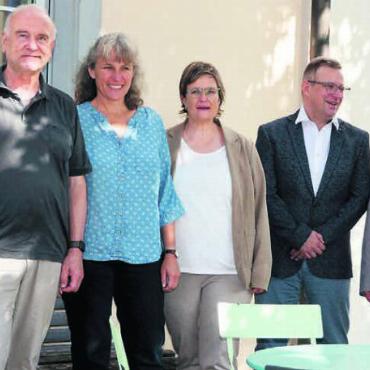 Erster Schritt: Bedarf abklären - Die Stadt Bremgarten will das Bedürfnis nach Alterswohnungen ermitteln. Die Arbeitsgruppe «Wohnen im Alter» hat dazu einen Fragebogen erstellt (v. l.): Daniel Sommerhalder, Urs Dellsperger, Andreas Bossmeyer, Simone Fässler, Brigitte Weibel, Marc Wälty, Roland Guntern (Pro Senectute), Brigitta Sturzenegger und Heidi Ehrensperger. Bild: Sabrina Salm