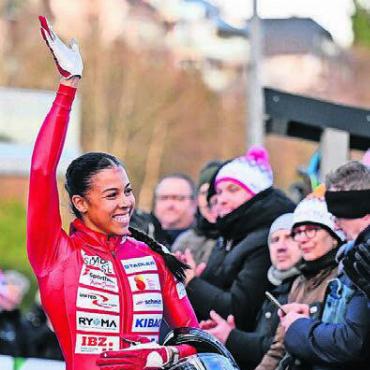 Jubel, Trauer und Spektakel - 3. März: Melanie Hasler gut drauf an der Bob-WM in Altenberg. Sie holt später eine Kristallkugel.