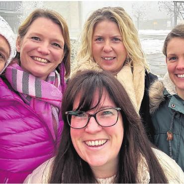 Gemeinsam für die Kinder - Die Kerngruppe der Elternmitwirkung: (v.l) Marcel Kilchherr, Caroline Engelmann, Helene Walker, Corinne Saxer und (vorne) Monique Taeschler. Bild: zg