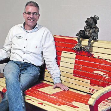 Die eigene «Volksbank» - Die Freude über seine «perfekte» Sitzbank ist Paul Wertli anzusehen. «Ich bin zwar der ‹Bank-Papi› – aber Kurt Bankrott ist der Bankrat. Er kennt sich aus mit den Kröten», meint Wertli lächelnd und zeigt auf die Kröten-Skulptur neben ihm.