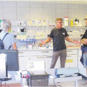 Zum Wasser Sorge tragen - Fachliche Informationen aus dem Labor der Kläranlage Bremgarten, wo alle nötigen Analysen des gereinigten Wassers ständig überprüft werden. Hier konnte man sich am Samstag selbst einen Einblick verschaffen. Bild: Alphonse Hauser