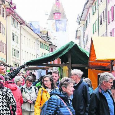 Toller Einstieg in die Marktsaison - Gut besucht: Um die Mittagszeit drängten sich die Menschen in der Marktgasse.
