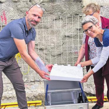 Der Grundstein ist gelegt - Auch das Gipsmodell der Arealüberbauung kommt in die «Grundstein-Kiste», links Vizeammann Sascha Käppeli.
