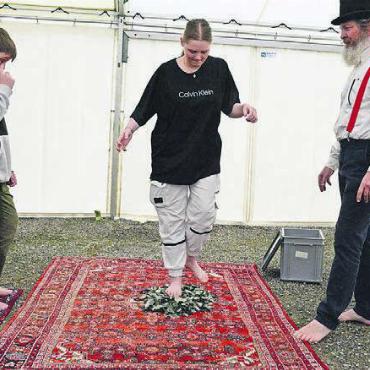 Kinder auf ihrem Weg begleiten - Mutig sein: Die Kinder und Jugendlichen der ikj müssen dazu bereit sein. Im Leben wie am Fest beim Gang auf den Glasscherben.