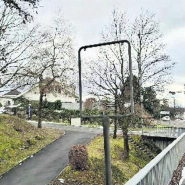 Der Schilder-Dieb geht um - Das Fussgängerunterführungs-Schild an der Bushaltestelle Imbismatt in Widen ist eines der insgesamt 12 entwendeten Verkehrsschilder im Gemeindegebiet. Bild: gk