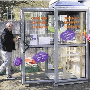Grosse Teamarbeit - Der offene Bücherschrank wird bereits fleissig genutzt. Bild: zg