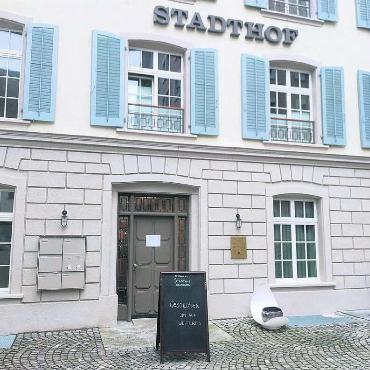 «Einfach schade» - Noch am Montag wurden hier Gäste empfangen. Nun ist der Stadthof bis auf Weiteres geschlossen. Bild: Marco Huwyler