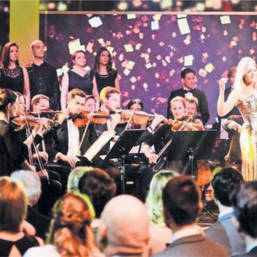 Mit dem Hobby durchstarten - Grosse Auftritte: Der Gospelchor des Bremgarters sang schon öfters an der Seite von Stars. Hier 2016 mit Helene Fischer an den Credit Suisse Sports Awards.