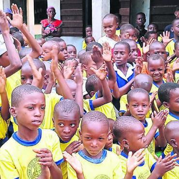 Als «Reusstal» in Nigeria helfen - Schulkinder in Akanu Item haben im Februar dieses Jahres die Besucher aus dem Schweizer Reussstädtli 
herzlich willkommen geheissen. Neben Pfarrer Uche Iheke waren auch Lisbet Lang, ihr Sohn und weitere Bekannte vor Ort im nigerianischen Dorf. 
Bilder: zg/Archiv