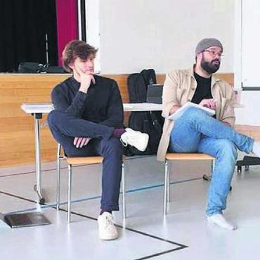 Im Februar gehts so richtig los - Sie sind daran, aus dem Film «Lang lebe Ned Devine» ein Theaterstück für das Bünzer Ensemble zu schreiben: Jonas Arnet (links) und Patrick Grob.