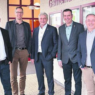 Jetzt bei den Vollprofis - Die Verantwortlichen freuten sich. Bild: rwi