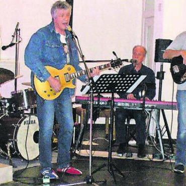 Buchstäblich «Knackige Oldies» - Die als Gast im Konzert mitwirkende Band «Blue Short Bread» mit Moritz Faccin (Drums), Lorenz Marti (Bass), Hans Reh (Guitar, Vocal und Harp), Urs Rohner (Keyboards).