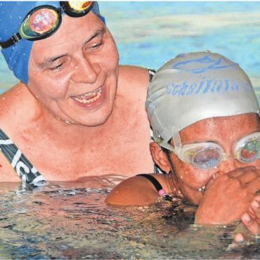 Sie erschwimmen Mut für mehr - «Das Gesicht ins Wasser zu halten, ist die erste und 
eine der schwersten Übungen», weiss Verena Bürgisser (links). Selam Debesay hat es gewagt und geschafft.
Bilder: Sabrina Salm