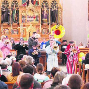 Voller Freude und mit einem Clown - «Blächreiz» und die verkleideten Kinder und Ministranten sorgten für ein spezielles Ambiente in der Pfarrkirche. Bild: zg