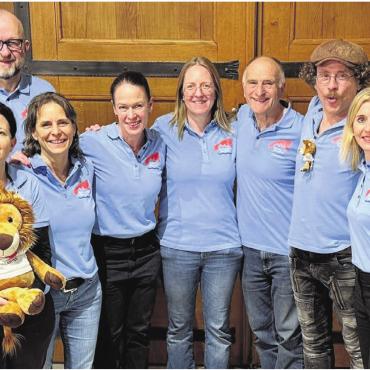 Tatendrang und etwas Wehmut - Der Vorstand von Bremgarten Tourismus (von links): Claudia Bamert mit Maskottchen «Leo», Ralph Nikolaiski, Ruth Meier (Co-Präsidentin), Martina Eller, Sarina Kaufmann, der verabschiedete Tschösy Meier (neu Ehrenmitglied), Franky Weber und Sonja Schneiderbauer (Co-Präsidentin). Es fehlt: Juri Tirez. Bild: zg
