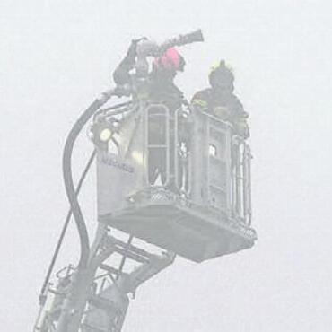 Rauchmaschine im dichten Nebel - Zwischen Rauch und Nebel kaum zu erkennen: die Drehleiter im Einsatz.