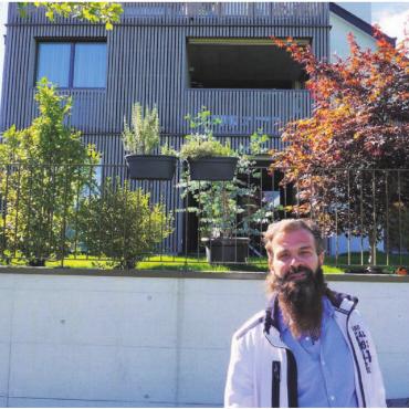 «Wir verkaufen Immobilien» - Dani Portmann vor seinem Firmensitz und Wohnhaus «Weidsicht», das neun Parteien beheimatet. Bild: rts