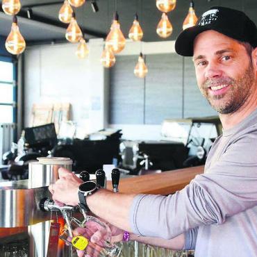 Bier feiern mit Guggenklängen - Gastgeber aus Leidenschaft: Stefan Stutz in seiner vor einem Jahr eröffneten Oldtimer-Bar. Bilder: Thomas Stöckli