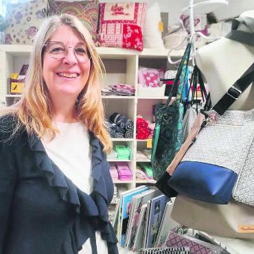«Werde mein Lädeli vermissen» - In ihrem Nählädeli hat Kerstin Di Gregorio auch selbst gemachte Taschen angeboten. In Zukunft werden diese im Internet oder an den Bremgarter Märkten zu kaufen sein. Bild: Marco Huwyler