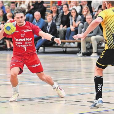 Kollektiv gegen Talentschmiede - Konnte gegen Muotathal das Spiel an sich reissen: Jannis Furter vom TV Muri (links). Bild: tvm