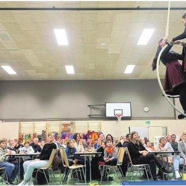 Dankbarkeit, die erfüllt - Der Benefizanlass in der Mehrzweckhalle Hägglingen vor einigen Wochen war ein voller Erfolg, dies nicht zuletzt dank der Unterstützung des Kinderzirkus Arabas. Bilder: zg