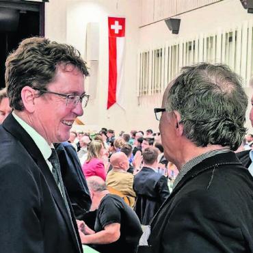 Zuckerbrot und Peitsche - Hände schütteln und ein paar Worte wechseln mit den lokalen Parteigenossen: Albert Rösti gab sich in Bremgarten volksnah. Bild: Marco Huwyler