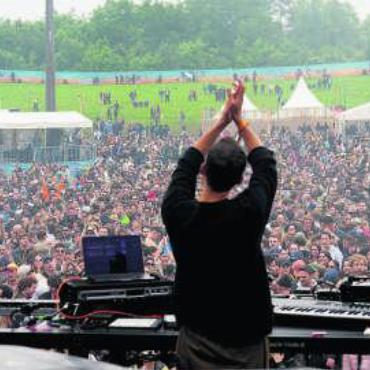 Tanzabenteuer im Schlamm - Der deutsche Musikproduzent Ben Böhmer heizte den Hive-Air-Besuchenden mit seiner Musik ein. Bild: Stefan Hotz