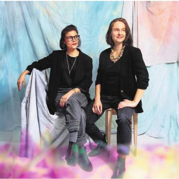 «Kei Luscht uf Schwerchraft» - Von links: Autorin Tanja Kummer und Musikerin Fatima Dunn betrachten die Schweiz aus neuen Blickwinkeln. Bild: zg