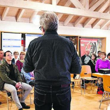 Wo man beerdigt werden möchte - Erwin Gerber stellte das Projekt der Friedhofssanierung vor und führte durch die Diskussionsrunde, die angeregt genutzt wurde. Bild: Verena Anna Wigger