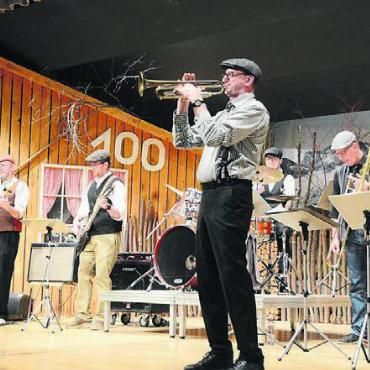 Von wegen alt und verstaubt - Trompeter Andy Koch hatte für diesen Anlass eine Band zusammengestellt, welche fetzigen Sound spielte.