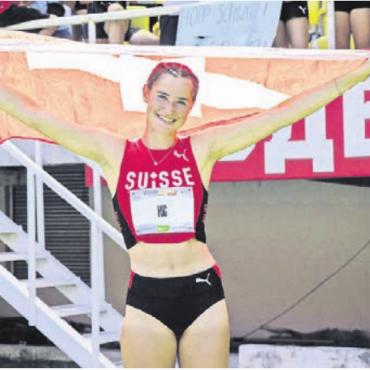 Freiämter Sportler des Jahres - NORINA HUG (17)
LUNKHOFEN / LA MUTSCHELLEN
LEICHTATHLETIK
Das Jahr für die Siebenkämpferin Norina Hug ist wie ein Steigerungslauf. Zuerst sichert sie sich die Limite im Siebenkampf für das European Youth Olympic Festival (EYOF). Dann holt das Mega-Talent an der Schweizer Meisterschaft den U18-Titel mit 5689 Punkten, das ist Weltspitze in jener Altersklasse. Am EYOF  ihrem ersten internationalen Anlass  folgt die Krönung mit dem Gewinn der Silbermedaille.