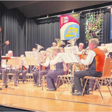 Ein bunter Notenstrauss - Die beiden Musikgesellschaften von Oberwil-Lieli und Zufikon vermochten mit ihrem Konzert verschiedene Stimmungen zu erzeugen. Bild: Alphonse Hauser